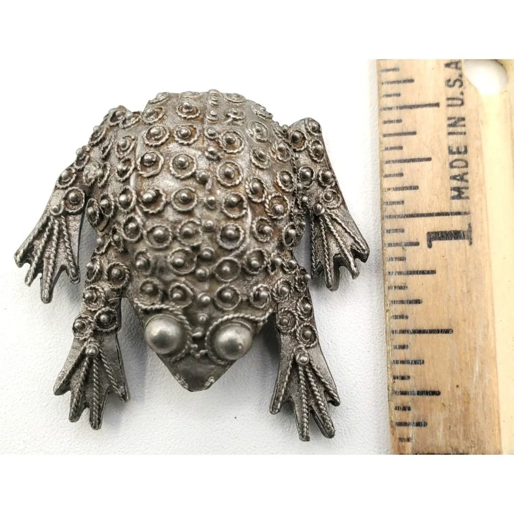 Vintage Frog Brooch Figural Textured Silver Tone Amphibian Collectible Pin